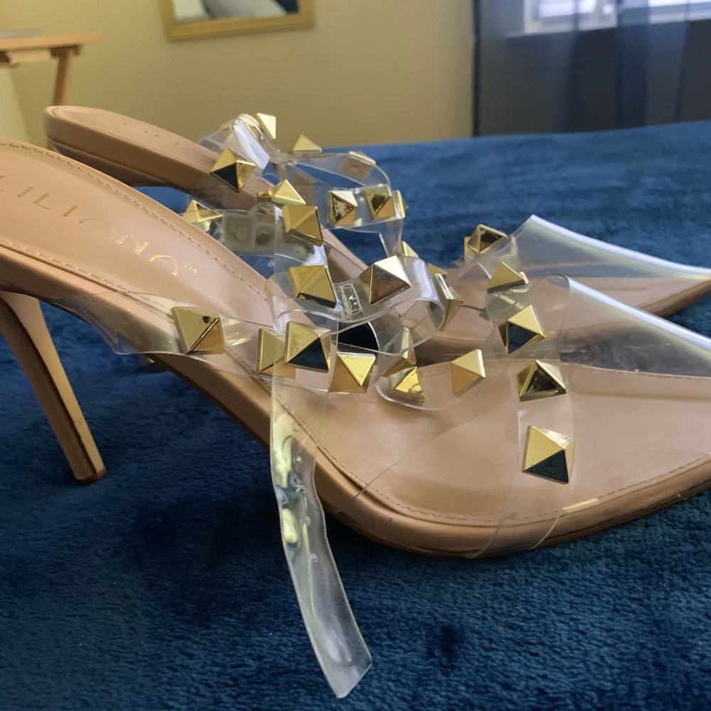 Beige pointy toe heels